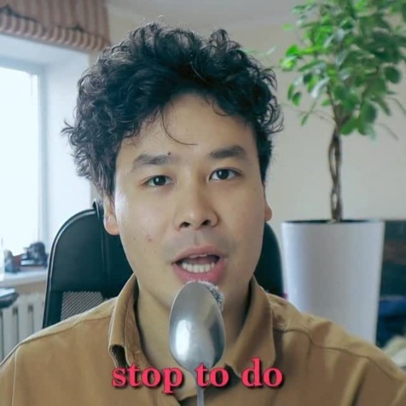 В чем разница между "stop to do" и "stiop doing"?