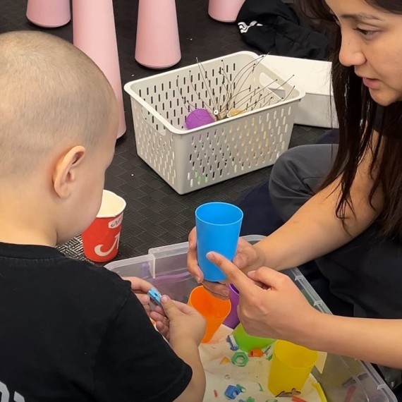 Как ABA-терапист и сенсорный терапист помогают ребёнку с СДВГ?