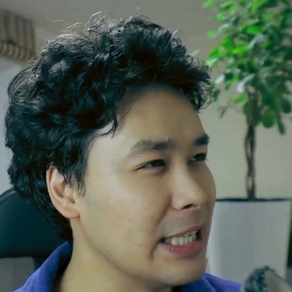 Как переводится фраза "live under the rock"?