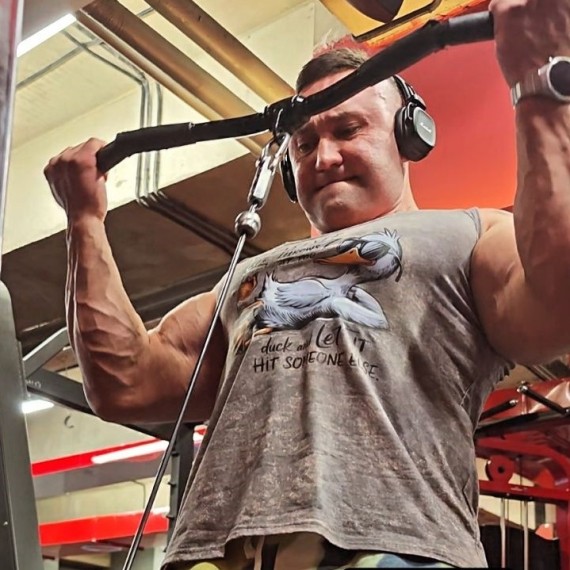 Разбор упражнения: сгибание рук с нижнего блока в кроссовере