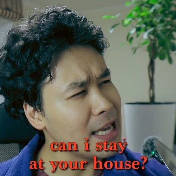 Как переводится "остаться у меня дома" на английском? 