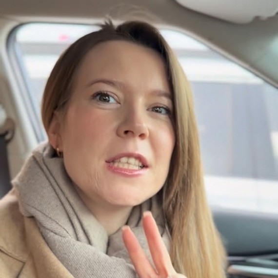 В кыргызском языке есть: форма, когда человек делает что-то сам и форма, когда он заставляет